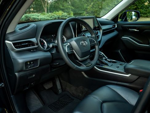 Used 2023 Toyota Highlander XLE FWD image 11