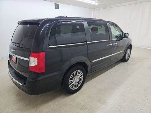 Used 2014 Chrysler Town & Country Touring-L w/ Driver Convenience Group FWD image 4