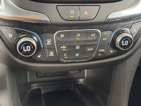 Used 2022 Chevrolet Equinox Premier AWD/4WD image 25