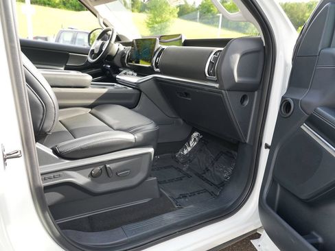 Used 2025 Ford Expedition Platinum w/ Driver's Package AWD/4WD image 29
