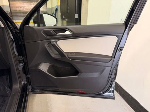 Used 2021 Volkswagen Tiguan SE image 27