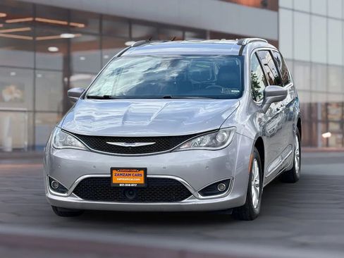 Used 2018 Chrysler Pacifica Touring-L w/ Advanced Safetytec Group FWD image 2
