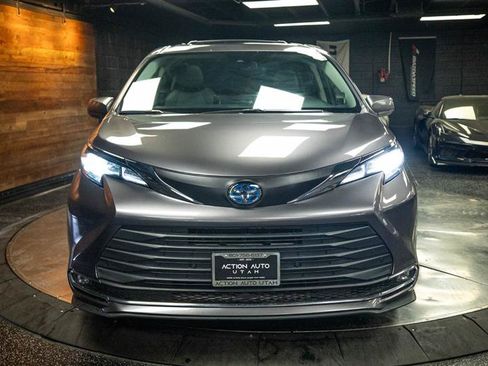 Used 2022 Toyota Sienna XLE w/ XLE Plus Package AWD/4WD image 4