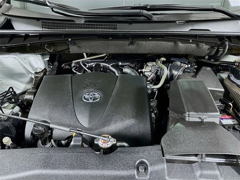 Used 2018 Toyota Highlander XLE image 24