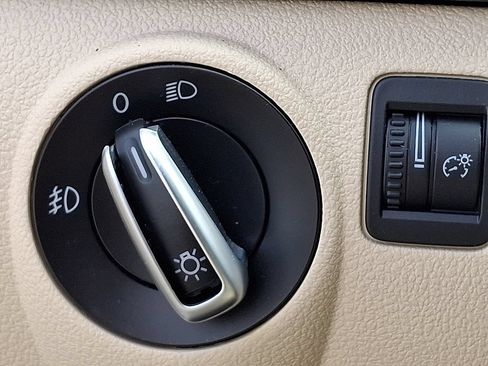 Used 2013 Volkswagen Tiguan SE FWD image 23