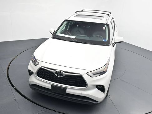 Used 2022 Toyota Highlander XLE AWD/4WD image 11
