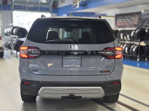Used 2025 Honda Pilot TrailSport image 5