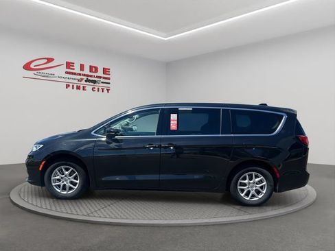 Used 2023 Chrysler Pacifica Touring-L FWD image 6