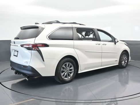 Used 2021 Toyota Sienna XLE image 6