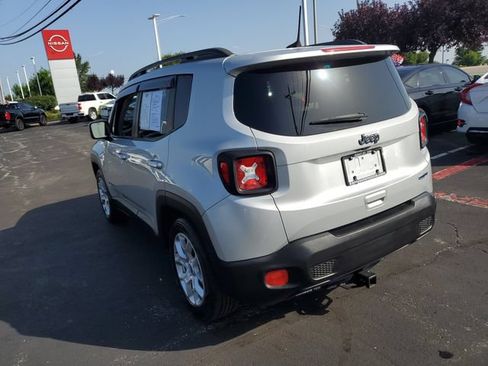Used 2018 Jeep Renegade Latitude FWD image 3