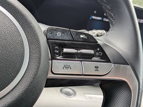 Certified 2024 Hyundai Elantra Limited FWD image 26