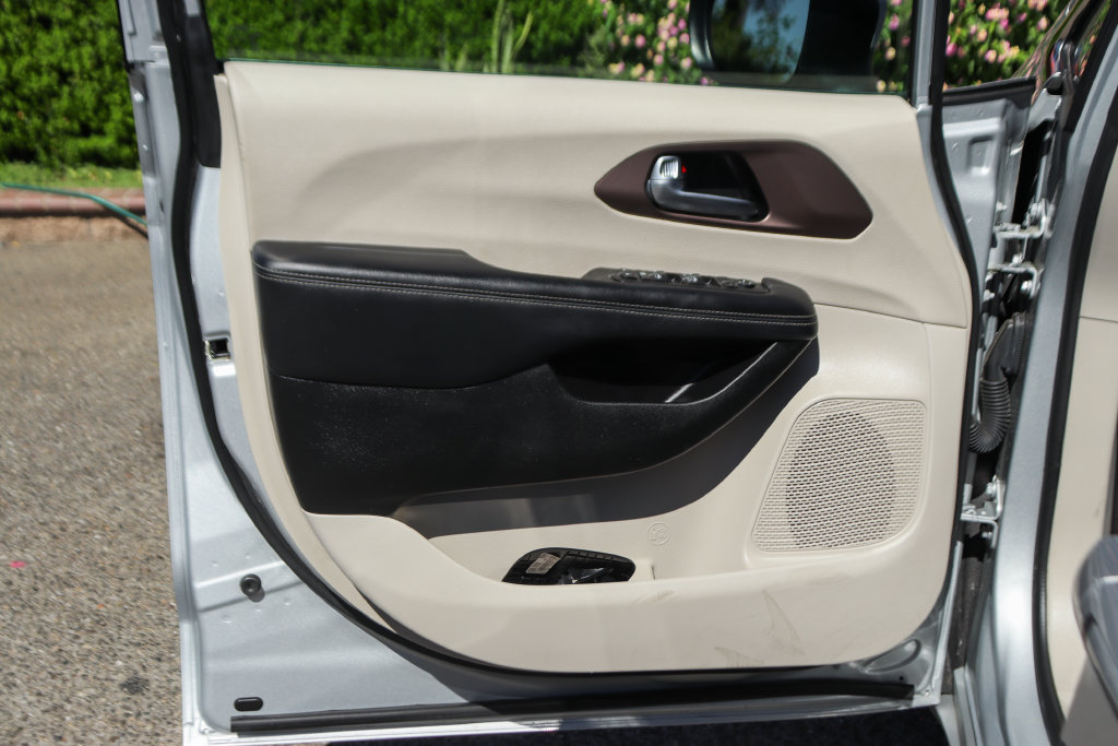 Used 2023 Chrysler Voyager LX FWD image 16