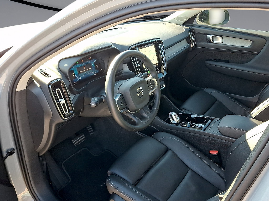 Certified 2026 Volvo XC40 B5 Plus AWD/4WD image 17