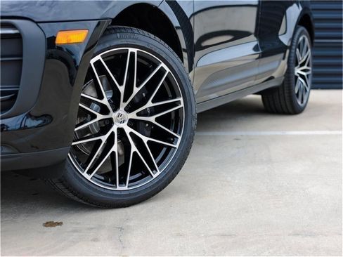 Certified 2025 Porsche Macan image 12