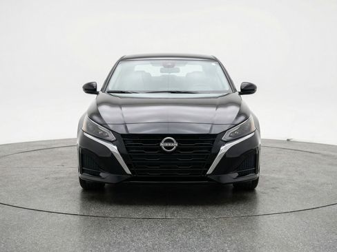 Used 2025 Nissan Altima 2.5 SV image 2