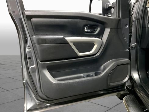 Used 2018 Nissan Titan SV w/ SV Convenience Package AWD/4WD image 22
