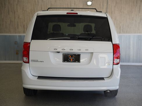 Used 2018 Dodge Grand Caravan SXT image 9