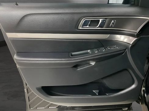 Used 2018 Ford Explorer XLT w/ Equipment Group 201A FWD image 10