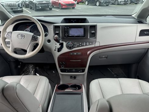 Used 2014 Toyota Sienna XLE w/ Entertainment Package FWD image 16