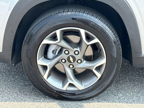 Used 2025 Chevrolet Trax LT w/ LT Convenience Package FWD image 11