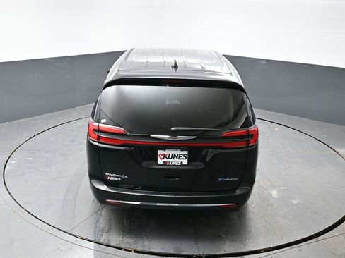 Used 2024 Chrysler Pacifica Select image 48