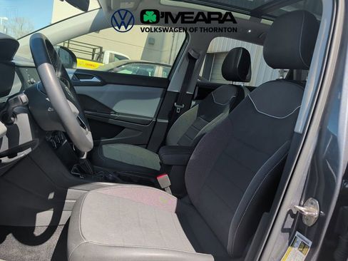 Used 2023 Volkswagen Taos SE w/ Panoramic Sunroof Package image 7