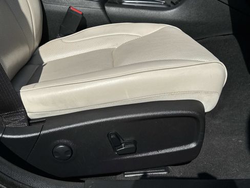 Certified 2023 Chrysler 300 Touring L w/ Popular Equipment Group image 11