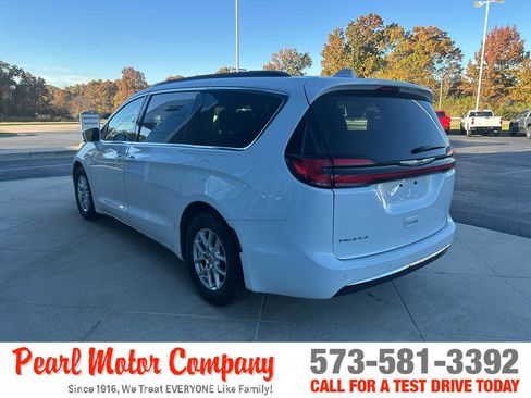 Used 2022 Chrysler Pacifica Touring-L image 6