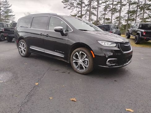 New 2026 Chrysler Pacifica Pinnacle w/ Trailer Tow Group AWD/4WD image 3