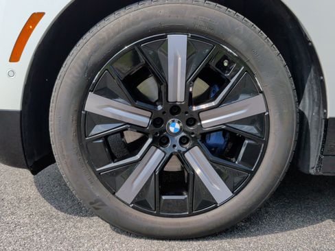 Used 2024 BMW iX xDrive50 w/ Sport Package AWD/4WD image 15
