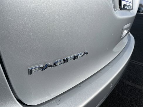 Used 2024 Chrysler Pacifica Touring-L image 27