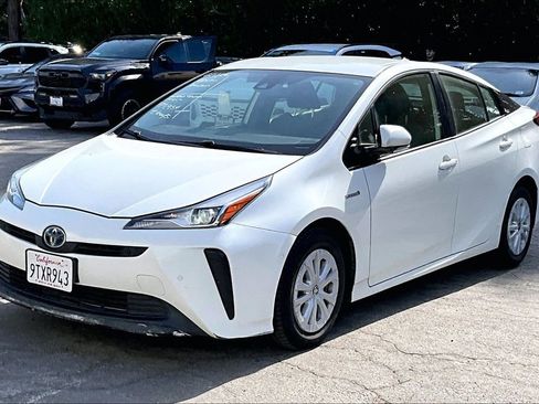 Used 2020 Toyota Prius LE FWD image 3