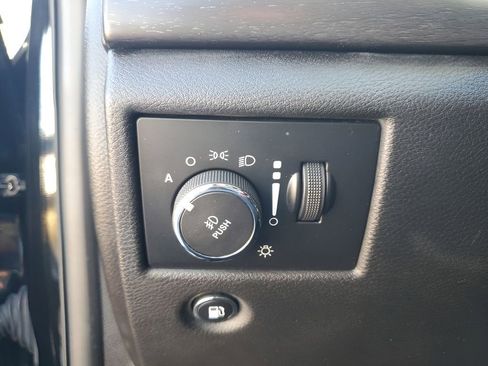 Used 2018 Jeep Grand Cherokee Laredo image 32