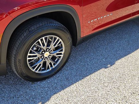 Used 2025 Chevrolet Traverse LT FWD image 16