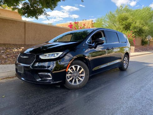 Used 2024 Chrysler Pacifica Limited FWD image 69