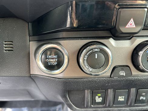 Used 2017 Toyota Tacoma TRD Sport image 17