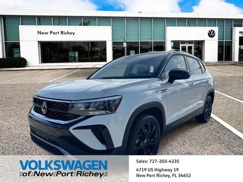 Certified 2024 Volkswagen Taos SE w/ Panoramic Sunroof Package FWD image 1