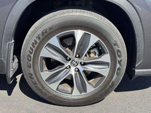 Used 2023 Toyota Highlander XLE image 28