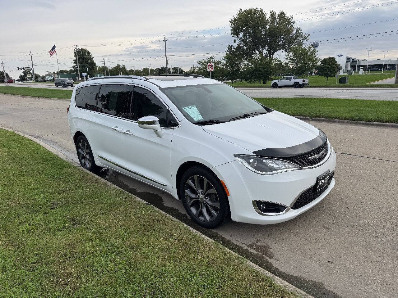 Used 2017 Chrysler Pacifica Limited w/ Tire & Wheel Group FWD image 7