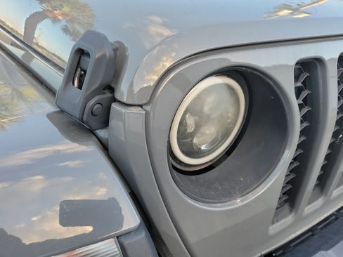 Used 2022 Jeep Gladiator Overland image 7