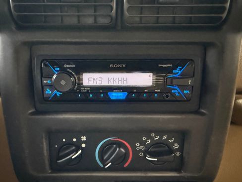 Used 2000 Jeep Wrangler Sport image 32