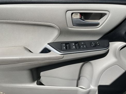 Used 2015 Toyota Camry XLE w/ Moonroof Package FWD image 30