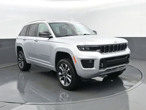 Used 2023 Jeep Grand Cherokee Overland w/ Luxury Tech Group IV AWD/4WD image 3