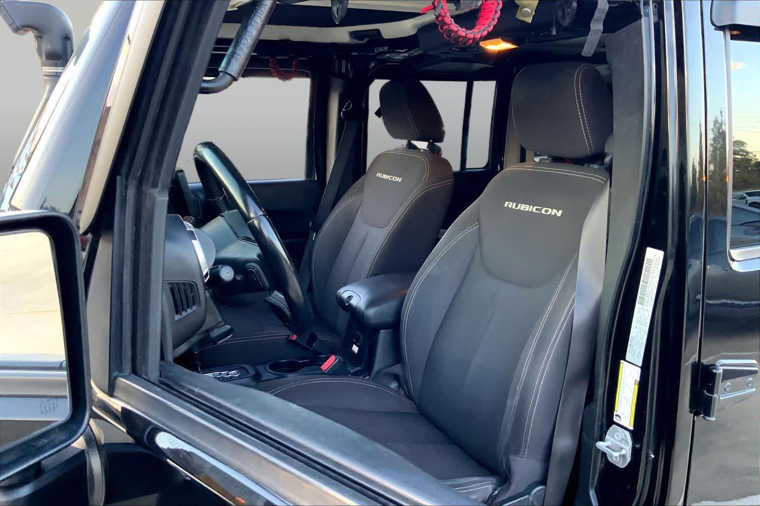 Used 2017 Jeep Wrangler Unlimited Rubicon w/ Connectivity Group AWD/4WD image 8