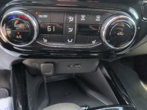 Used 2024 Chevrolet Trax LT w/ Sunroof Package FWD image 28