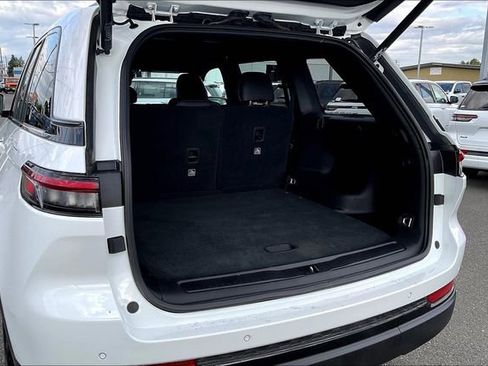 Used 2025 Jeep Grand Cherokee Altitude image 25