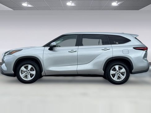 Used 2025 Toyota Highlander LE FWD image 2