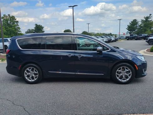 Used 2018 Chrysler Pacifica Limited w/ Advanced Safetytec Group FWD image 3