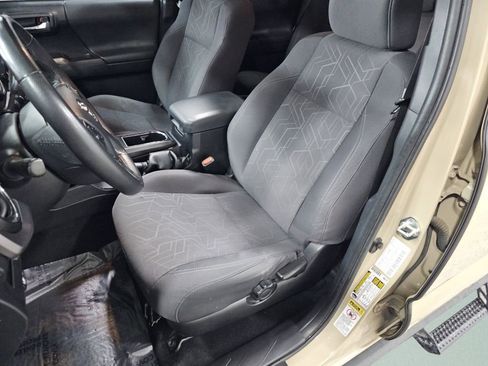 Used 2017 Toyota Tacoma TRD Sport image 6