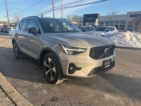 Used 2025 Volvo XC40 B5 Plus AWD/4WD image 7